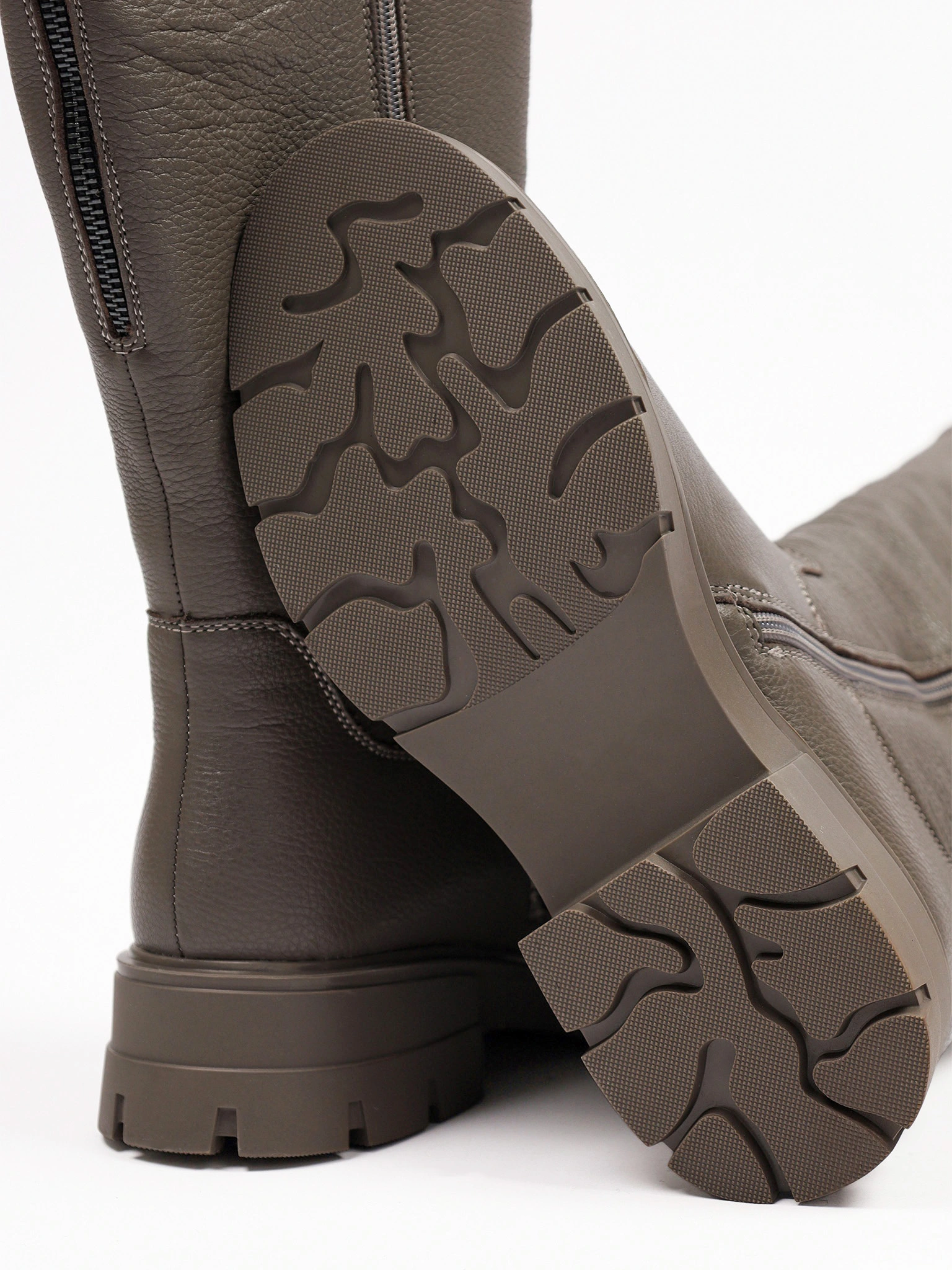 Сапоги серого цвета на рельефной подошве